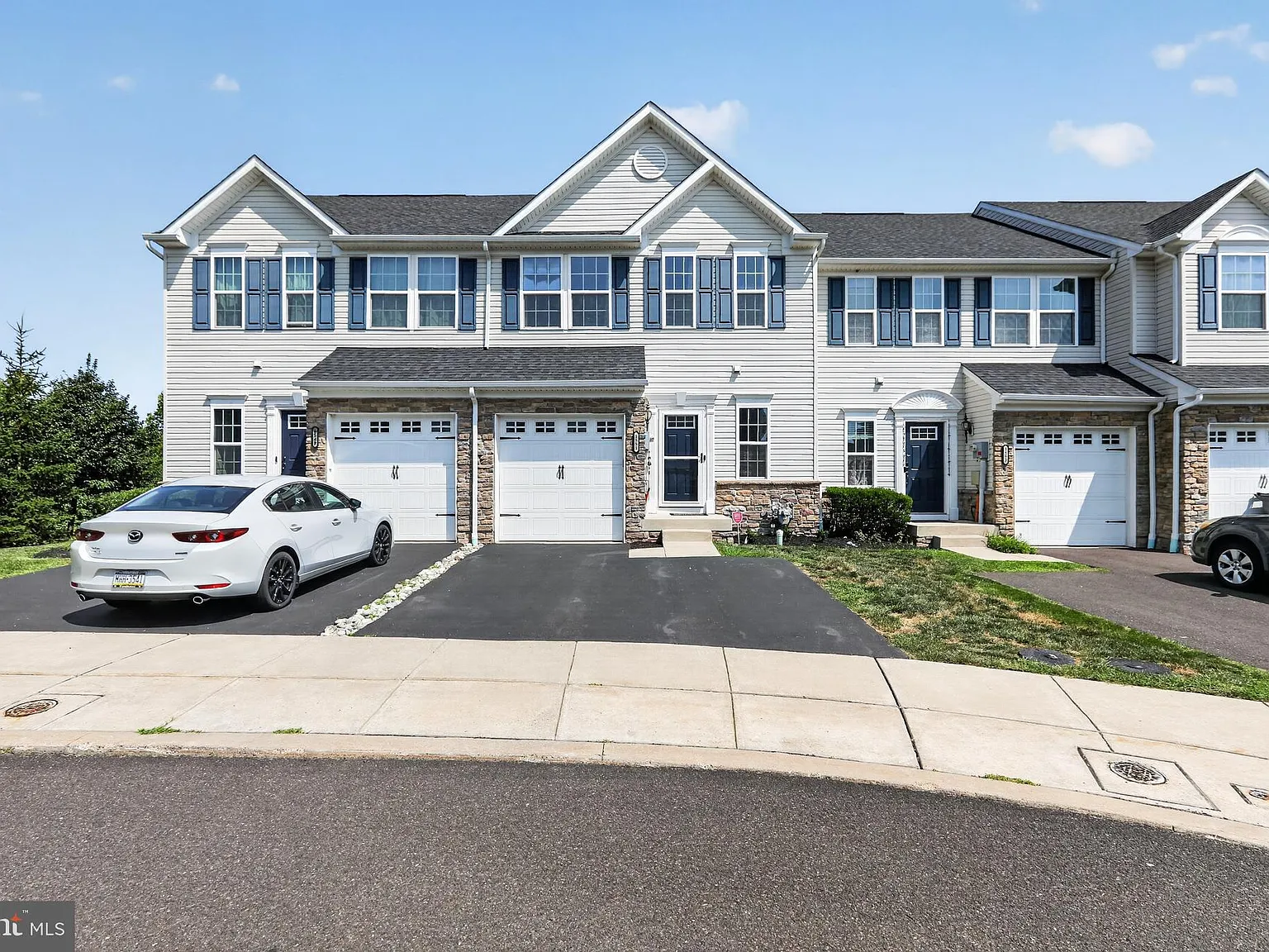 3 bed, 2.5 bath, 2156 sqft, $3,000 — Photo 1