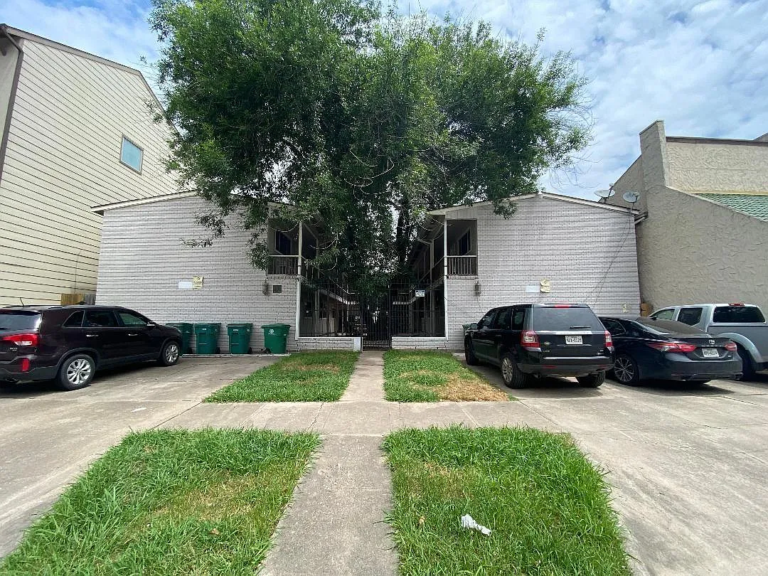 1 bed, 1.0 bath, 7860 sqft, $900 — Photo 1