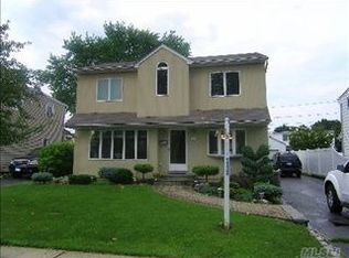 77 Vincent Rd, Hicksville, NY 11801