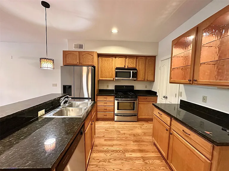 1602 Elgin St #13 — Photo 4