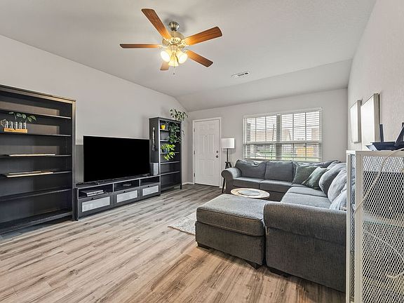 5th image of 1550 Edinburgh Dr