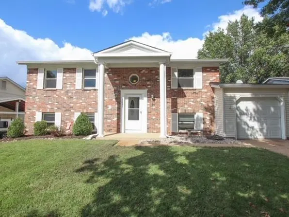 1231 Kings Trail Ln, Fenton, MO 63026