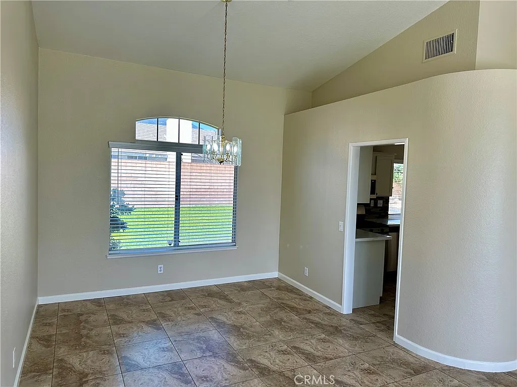 5 bed, 2055 sqft, $3,995 — Photo 4