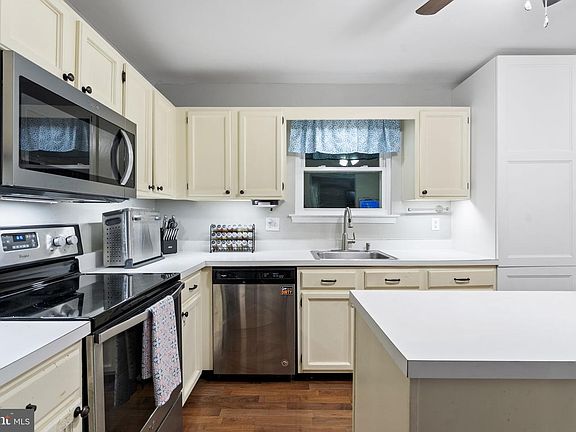 4th image of 28 Woodcrest Ct