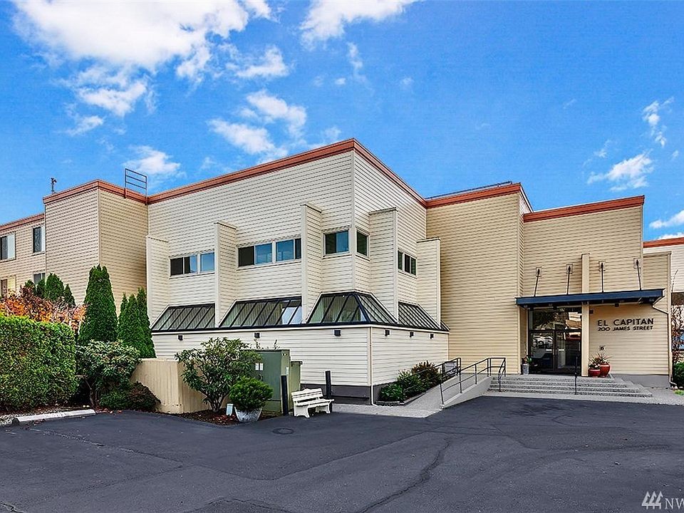 Beautiful and clean entry way