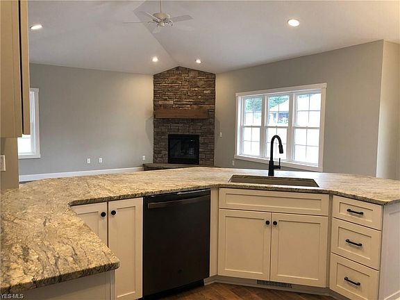 5th image of 1365 Whispering Pines Dr NE