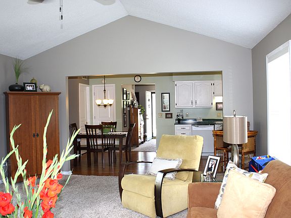 Great room looking to kitche