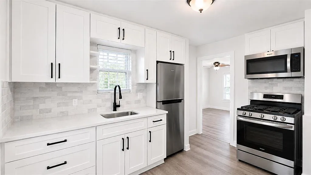 5 bed, 1600 sqft, $8,995 — Photo 2
