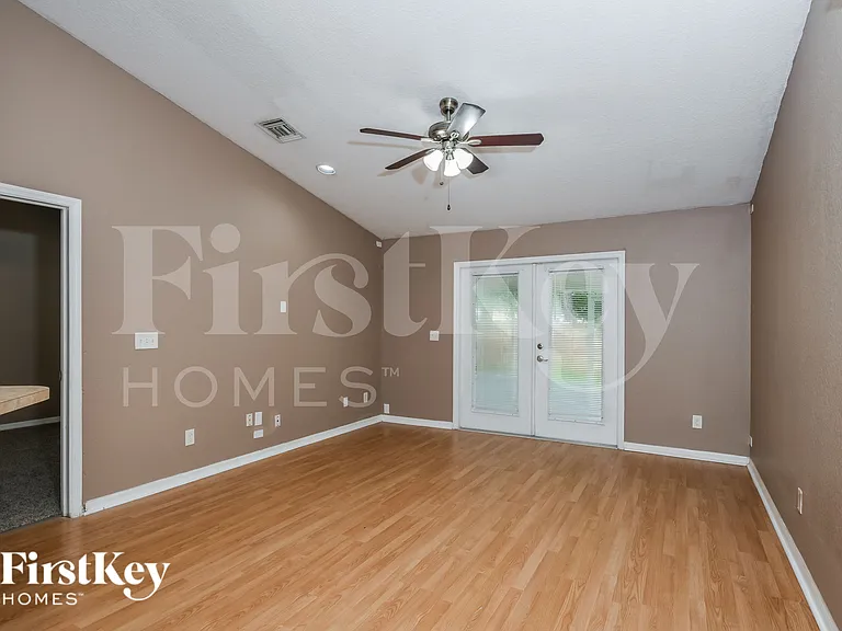 325 Crabtree Ave — Photo 3
