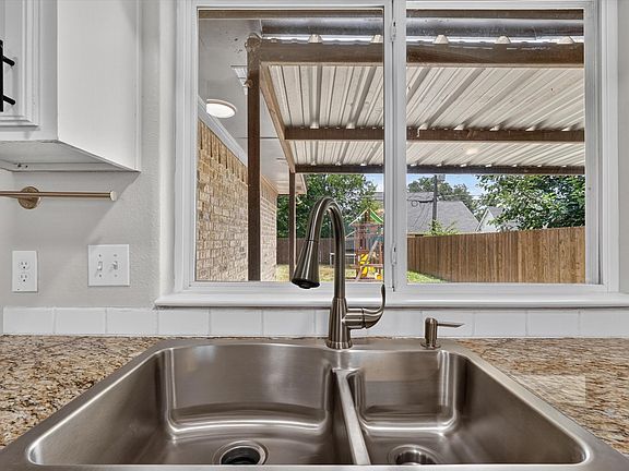 5th image of 624 Hallvale Dr
