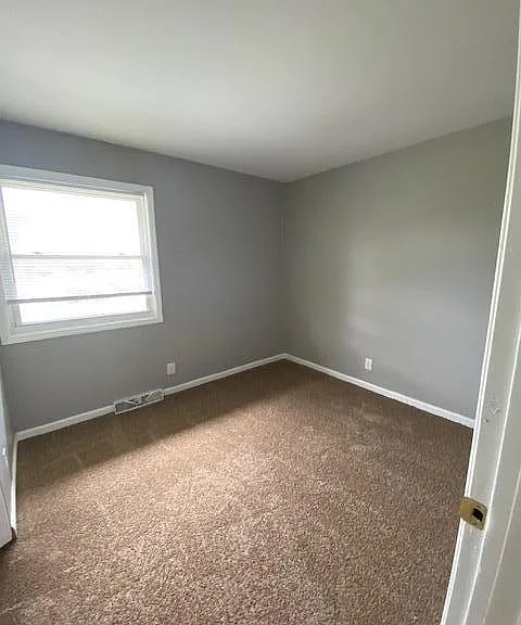 229 Newcastle Ct — Photo 4
