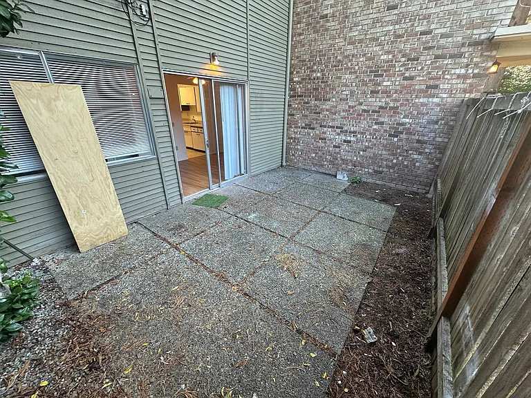 Newport Manor — Photo 31