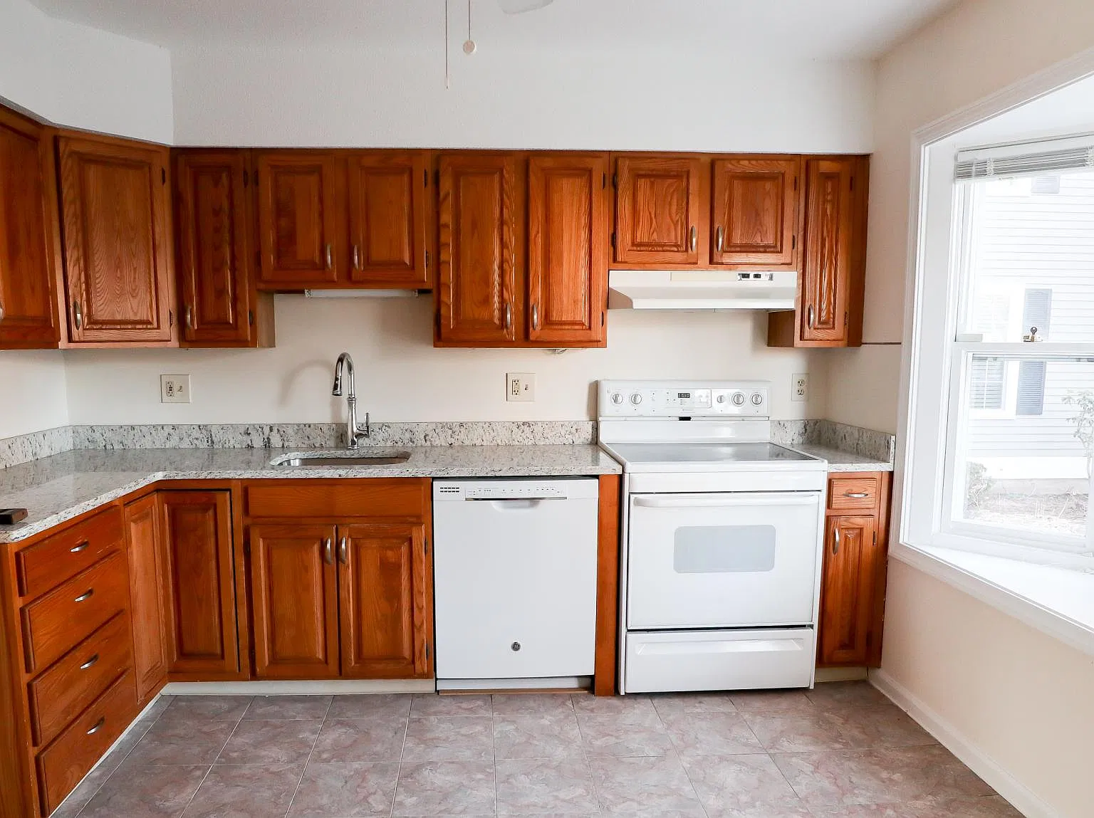3 bed, 2.5 bath, 1836 sqft, $2,800 — Photo 2