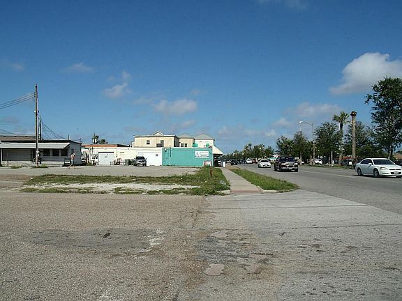 3rd image of 4028 Broadway St