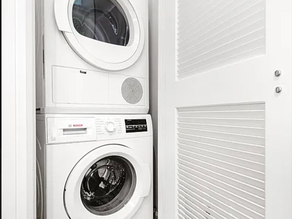 3rd image of 110 Greenwich St APT 5F