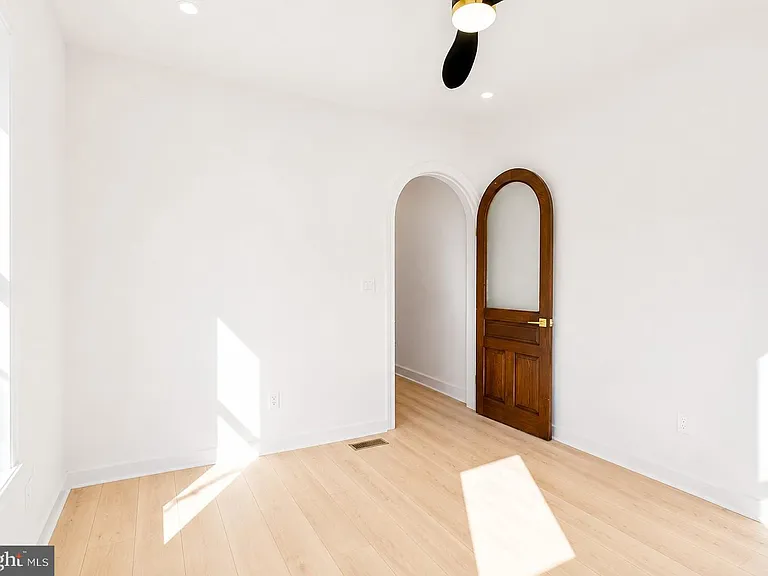 1519 N Dover St — Photo 12