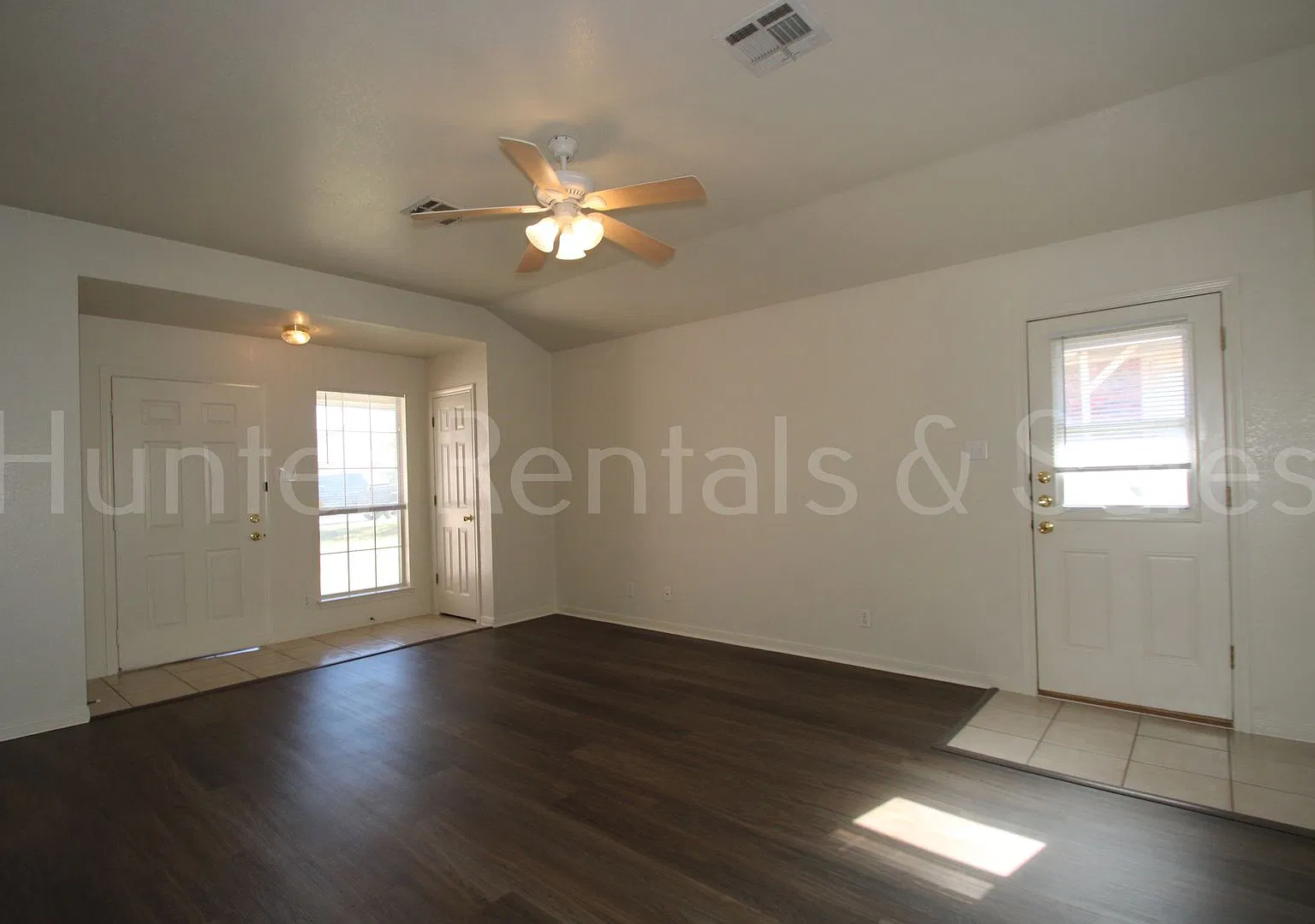 Comfortable 2-Bedroom Duplex — Photo 3