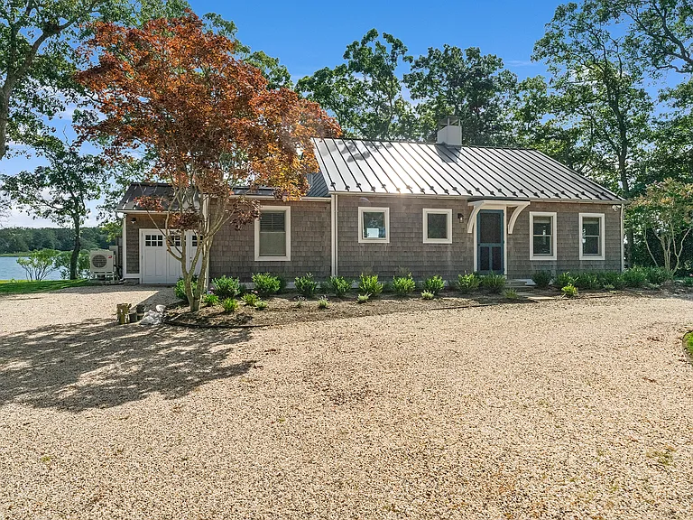 1082 Springs Fireplace Rd — Photo 5