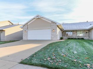 2900 Fieldcrest Dr, Kaukauna, WI 54130