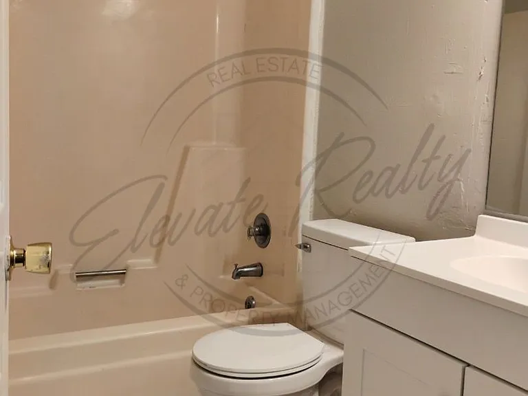 2437 Woodale Ln — Photo 15