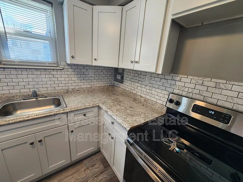 2 bed, 1.0 bath, 750 sqft, $1,900 — Photo 2