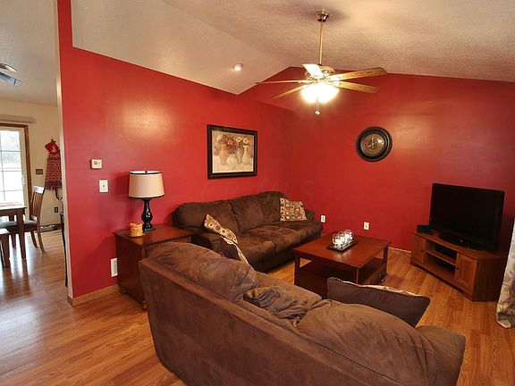 5th image of 477 Meadowland Dr