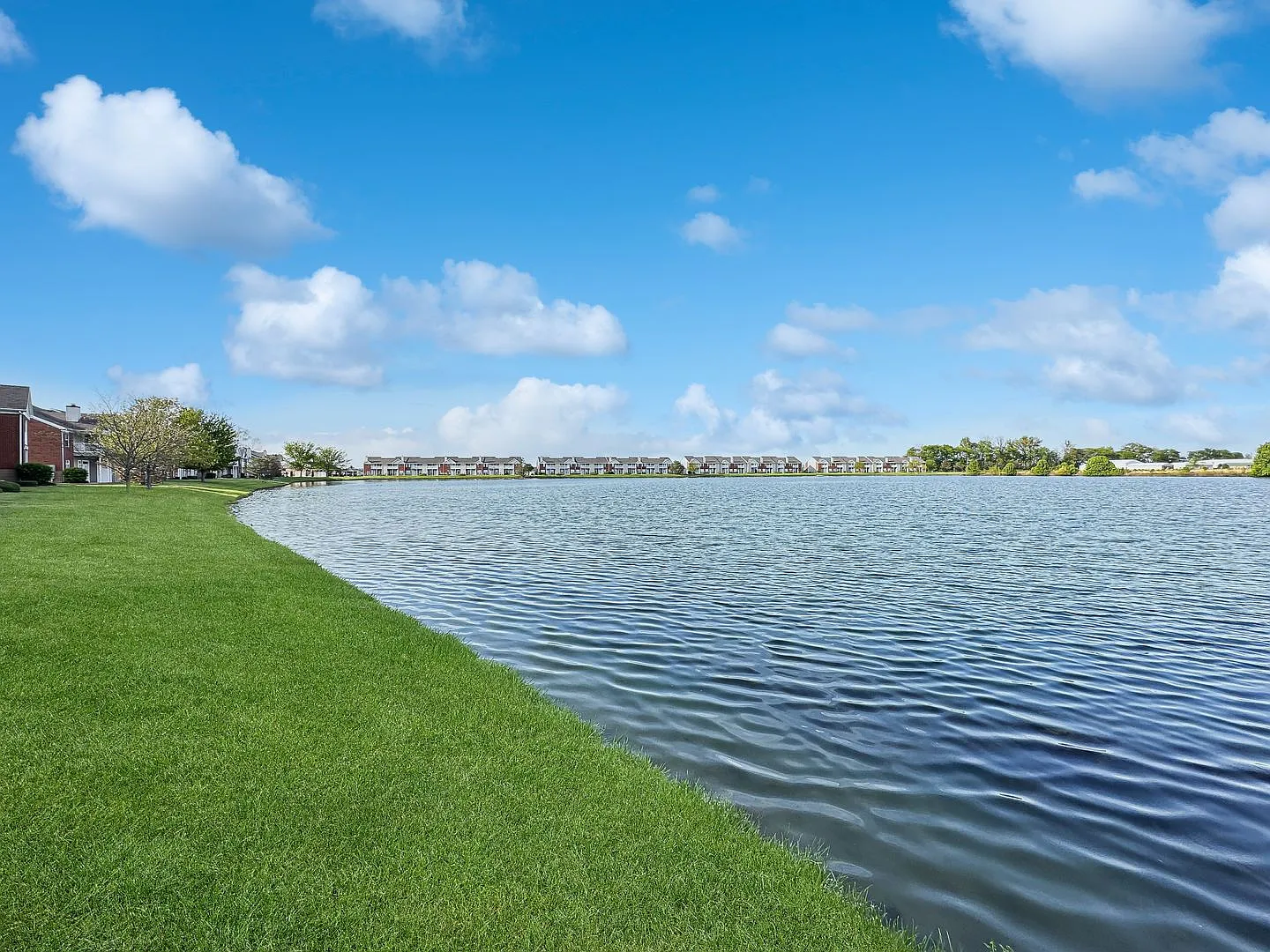 Luxe 1-Bedroom Haven: Serene Lakeside Living at Lakeshore Community — Photo 3