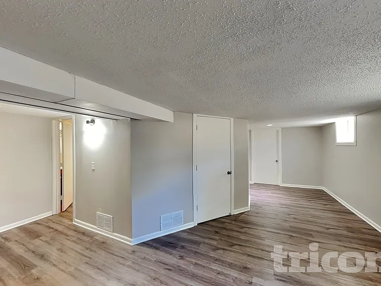 1572 Pullman Ave — Photo 4