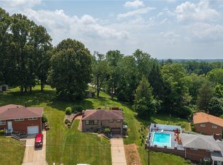 202 Robin Hood Dr, Irwin, PA 15642