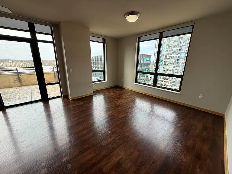 Venture Luxury High Rise — Photo 20