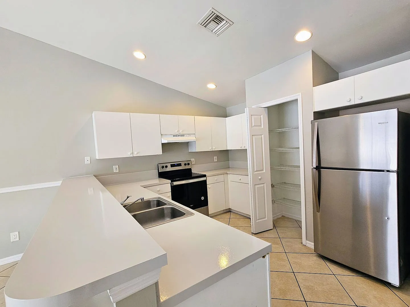 Well-maintained 3BR & 2BA w/1- car garage attached Duplex | lawn care and salt service included |... — Photo 3
