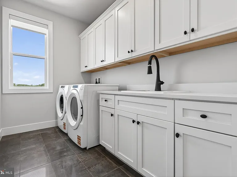 881 N Manchester St — Photo 39