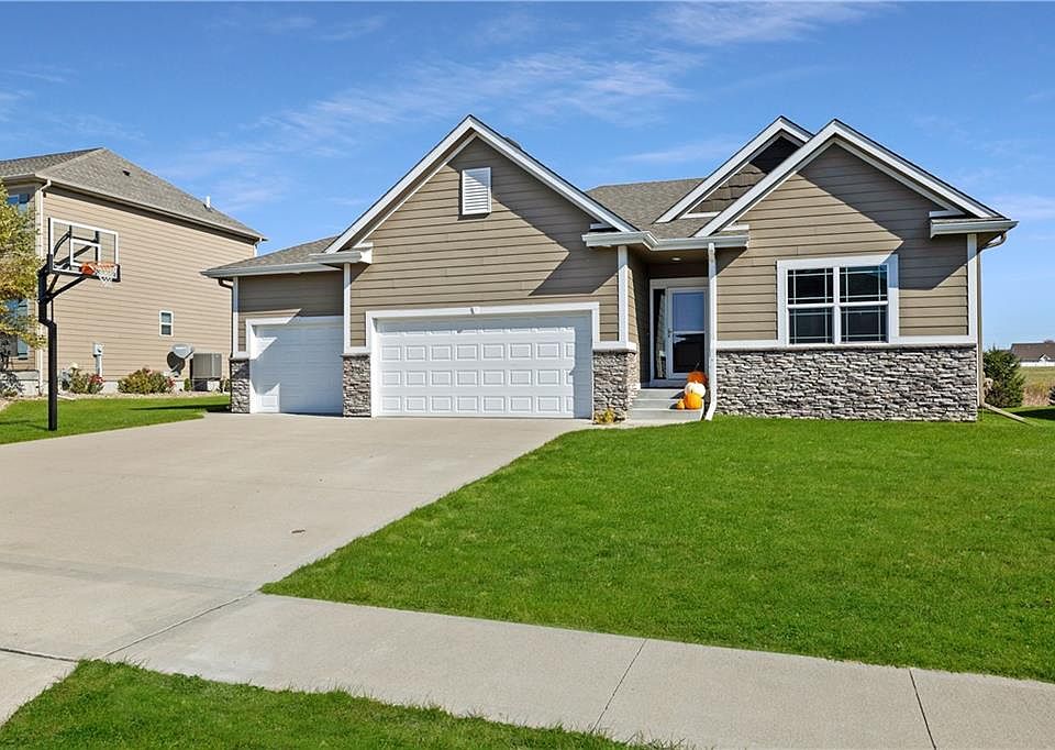 1st image of 2055 SE Oxford Dr
