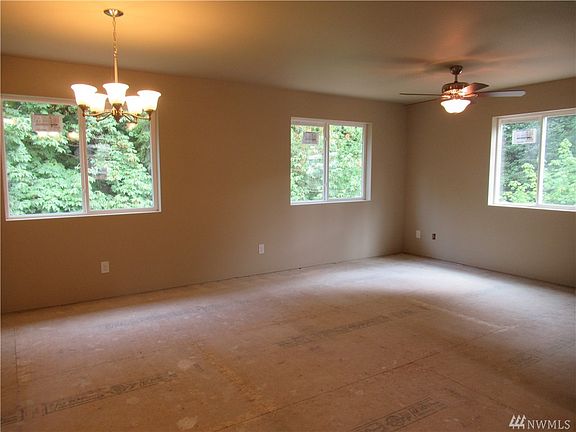 5th image of 43 E Ellinor Pl