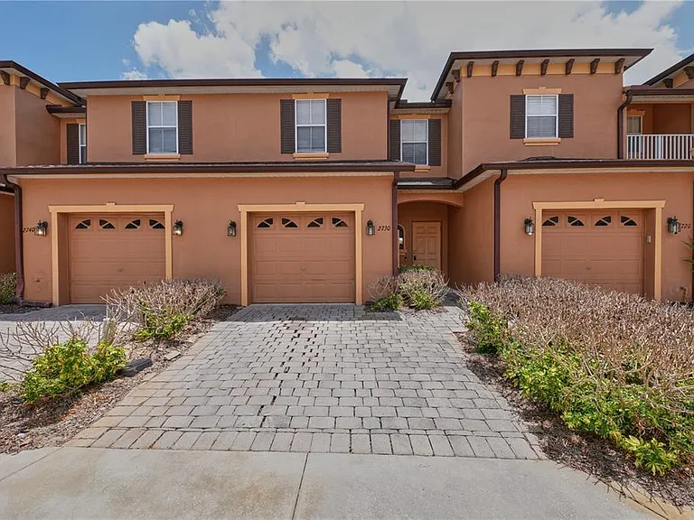 2730 Retreat View Cir — Photo 1