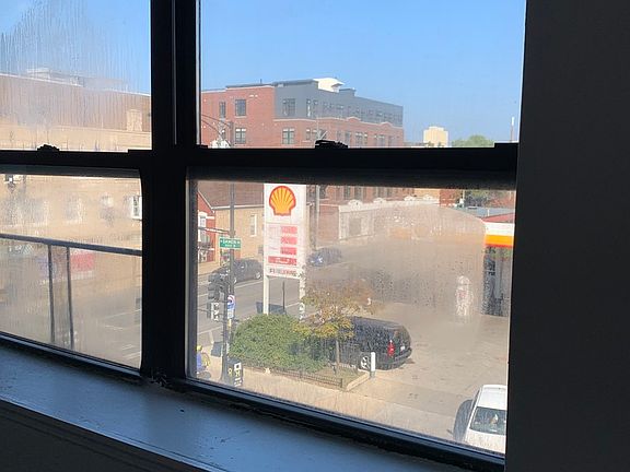 3rd image of 952 N Damen Ave #3
