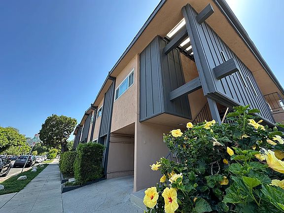 2nd image of 13504 Moorpark St APT 1