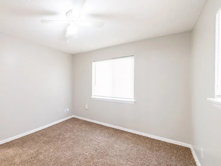 Eagle's Nest Apartments — Photo 25