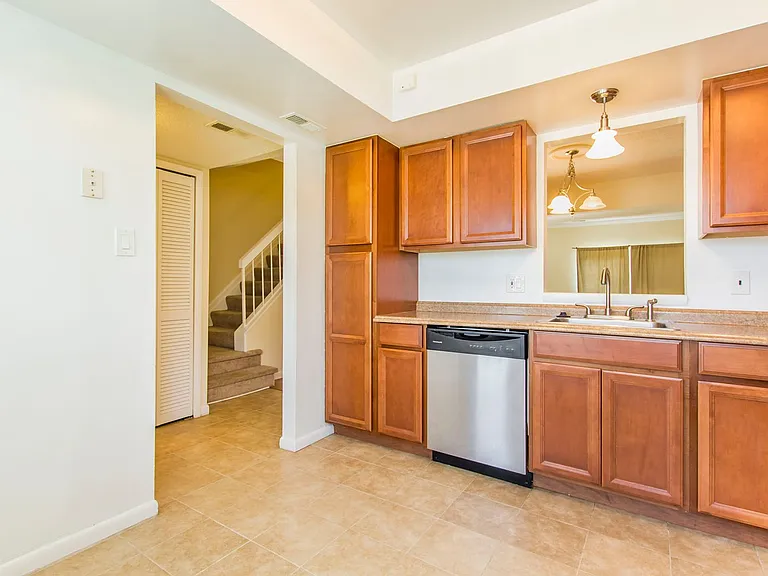 640 Counselor Sq — Photo 5