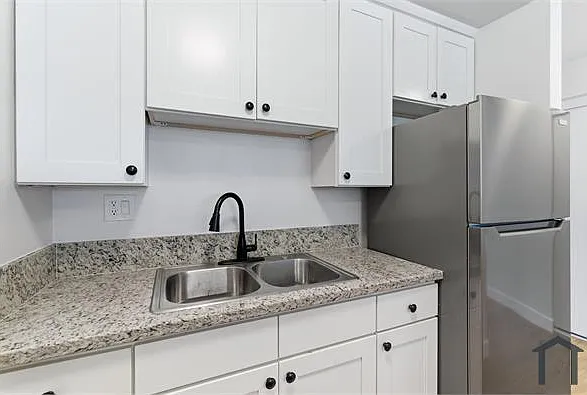 1922 S Hobart Blvd #9 — Photo 11