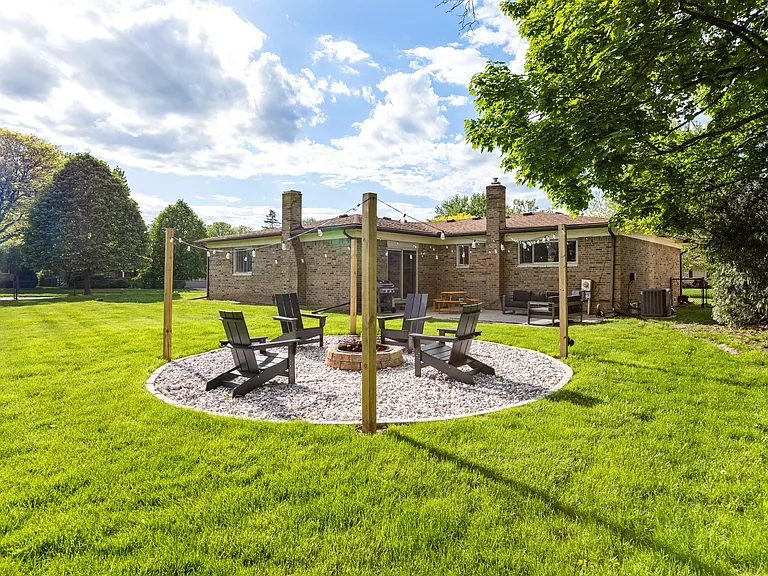 2140 Adrienne Dr — Photo 43