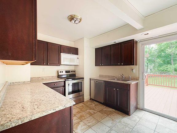 5th image of 12 Tulip Ln
