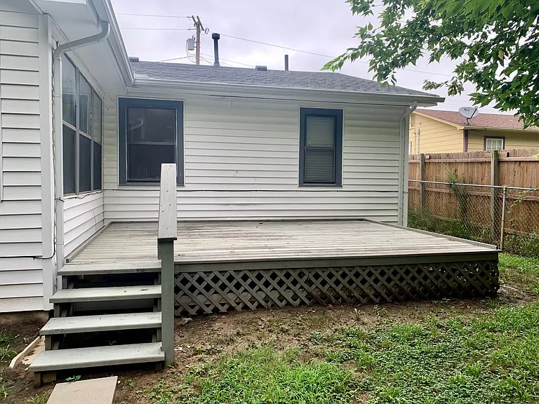 327 E Midway St — Photo 4