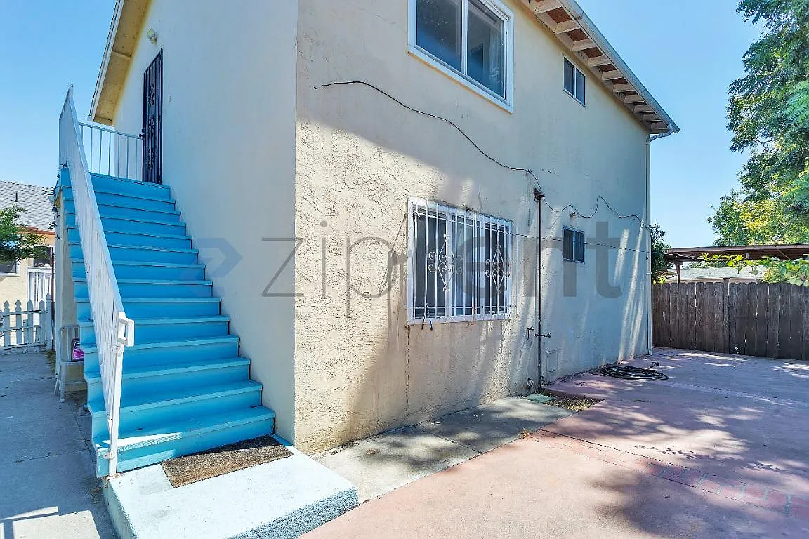 3 bed, 810 sqft, $2,375 — Photo 2
