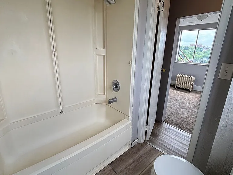 1 and 2 Bedrooms Available Now ! - Washington Area — Photo 8