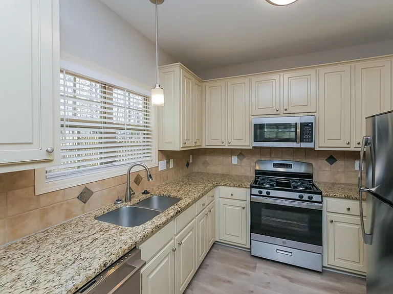 184 Greenview Dr — Photo 8