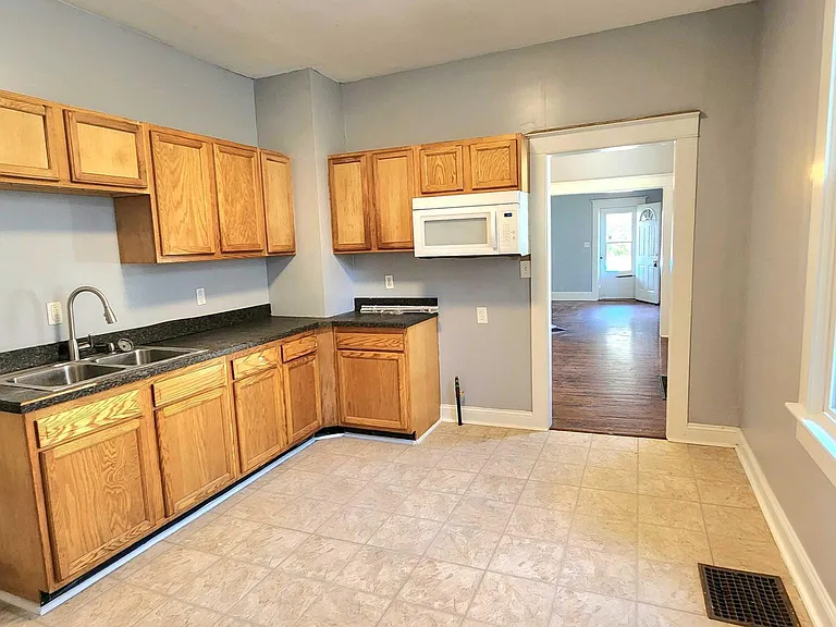 1421 E Sycamore St — Photo 2