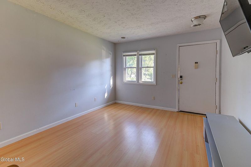 3rd image of 326J Cortland Street