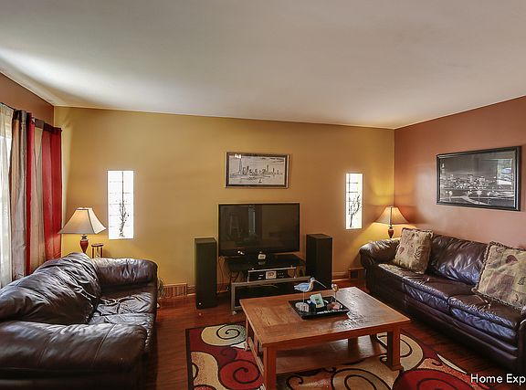 3rd image of 10105 S Trumbull Ave
