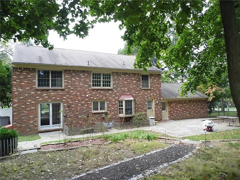 Custom built by LONDONBURY HOMES in 1978 and offers primarily an all brick exterior.